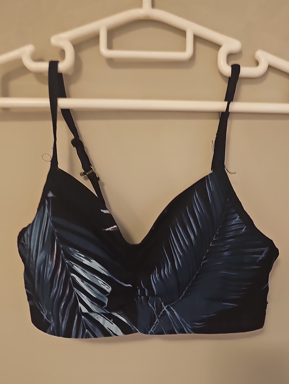 3/$15 ⭕️ Black Leaf-Print Sports Bra Small - Adjustable Straps